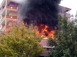 Patlama mahalleliyi sokağa döktü