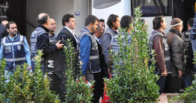 İzmir Sanıkları adliyeye sevk edildi