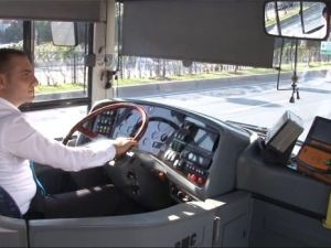 Genç kızın hayatını kurtaran kahraman şoförü yolcular kutladı