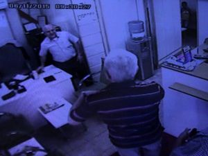 Fazladan aldığı 10 bin lirayı geri verdi