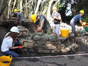 Kaçak kazıyla bulunan taban mozaiğine koruma