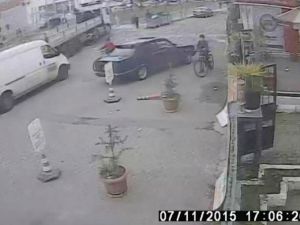 Yolun karşısına geçmek isteyen kadına böyle çarptı