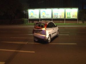 Yolun ortasında uyuya kalan sürücü trafiği birbirine kattı