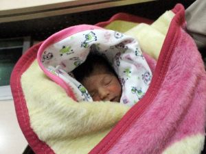 Yeni doğmuş bebeği tuvalete bıraktılar