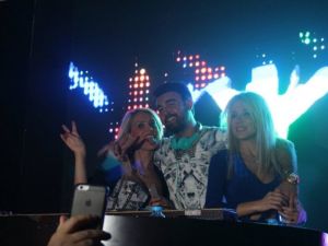 Cicişleri kulise kilitledi