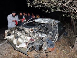 Otomobil ağaca çarptı: 2 ölü, 1 yaralı