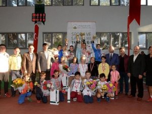 Minik Tenisçiler Madalyalarını Aldı