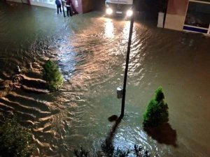 Çarşıbaşı'nda kaldırımlar patladı