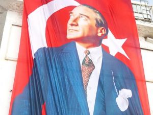 Bin 400 rakımlı zirvede Atatürk motifli Türk bayrağı