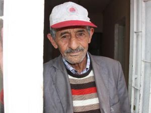 Yaşlı adam yardım bekliyor