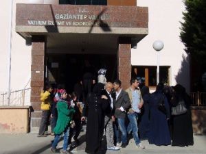 Haberi duyan Suriyeliler müdürlüğe koştu