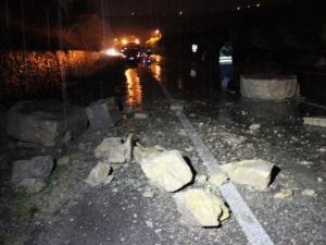 Sağanak yağmur heyelana neden oldu