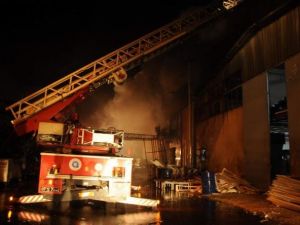 Antalya'da Mobilya Fabrikasında Dehşet Anları: Yangın Fabrikayı Kül Etti