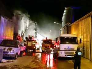 Antalya'da Mobilya Fabrikasında Büyük Yangın: 4 Saatte Söndürüldü