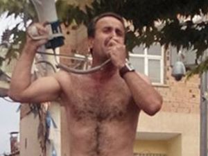 Milletvekili adayı tepkisini soyunarak gösterdi