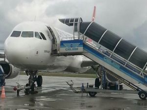 Kaptan farketti, yolcular uçaktan indirildi