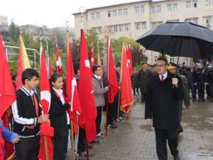 Protokol şemsiyeli, öğrenciler sırılsıklam