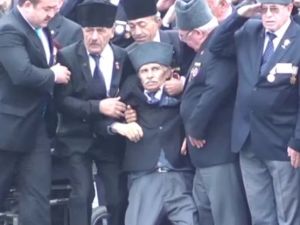 İstiklal Marşı okunurken bir anda yere yığıldı