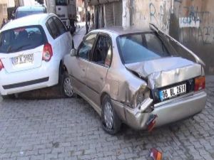 Caddeyi kapatan teröristlerle polis arasında çatışma