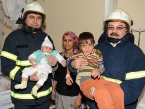 Yangında kurtardığı bebeği ziyaret etti