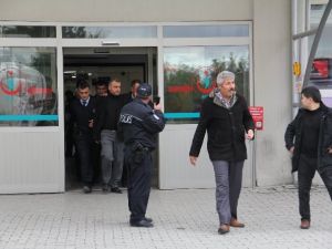 Polis memuru başhekimi vurdu