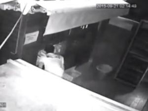 Hırsız güvenlik kamerasına yakalandı