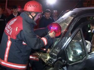 Beyoğlu’nda otomobil aydınlatma direğine çarptı: 2 yaralı