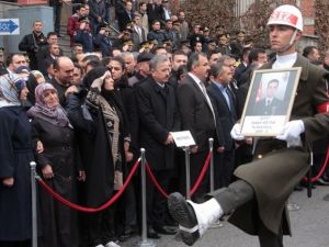 Şehit eşini asker selamıyla uğurladı