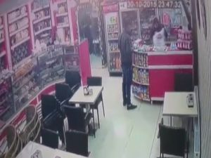 Silahlı soygun kamerada !