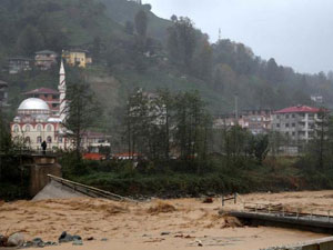 Rize'de şiddetli yağış eğitimi vurdu!