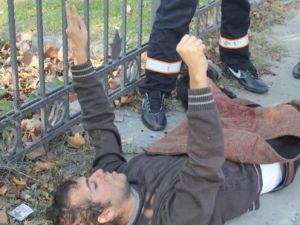 Polisten kaçarken bariyerlere saplandı ! O halde bile slogan attı