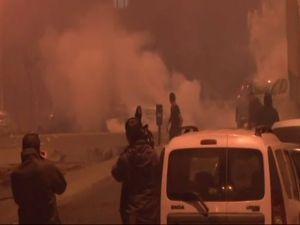 Korsan göstericilere polis müdahalesi