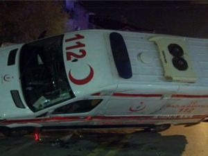Otomobil ambulansa çarparak devirdi, 3 personel yaralandı!