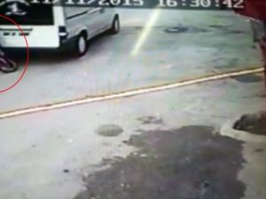 Minibüs bisikletli çocuğu böyle ezdi !