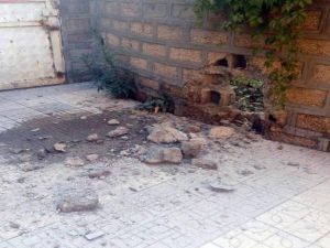 Polis aracına atılan roket cami duvarına isabet etti