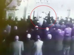 İmamın namazda bıçaklandığı anlar kamerada