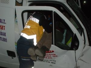 2 yaralı minibüste kurtarılmayı bekledi