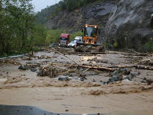 Artvin'de heyelanlar sürüyor