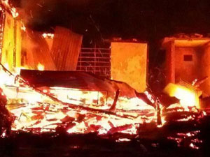 Of'ta ahşap ev kül oldu!