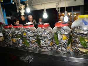 Karadeniz'de hamsi tuzlama zamanı