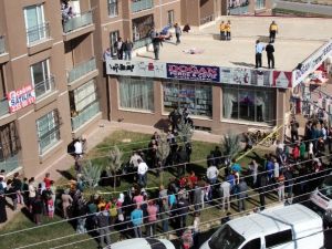 Eşiyle tartışan kadın 11. kattan atladı