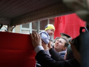 Şehidin Tabutuna Oturtulan 3 Aylık Oğlu Görenlerin Yüreklerini Dağladı