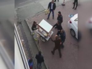 İşportacı ve zabıtalar arasındaki bıçaklı kavga kamerada !