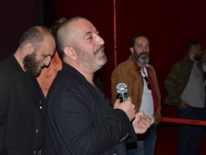 Cem Yılmaz yine kırdı geçirdi