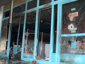 PKK yandaşları marketi ateşe verdi