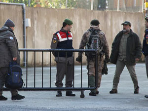 Rize'de mahsur kalan avcılar kurtarıldı!