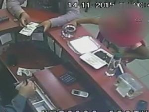 Tırnakçı kadın kamerada