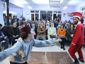 Rektörden köye tiyatro götürdü