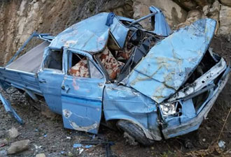 Kamyonet uçuruma yuvarlandı: 2 Yaralı!