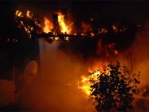 Ahşap evler alevlere teslim oldu